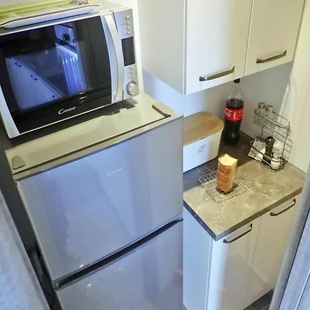 بيت للعطل In With Pool ماسلينتسا